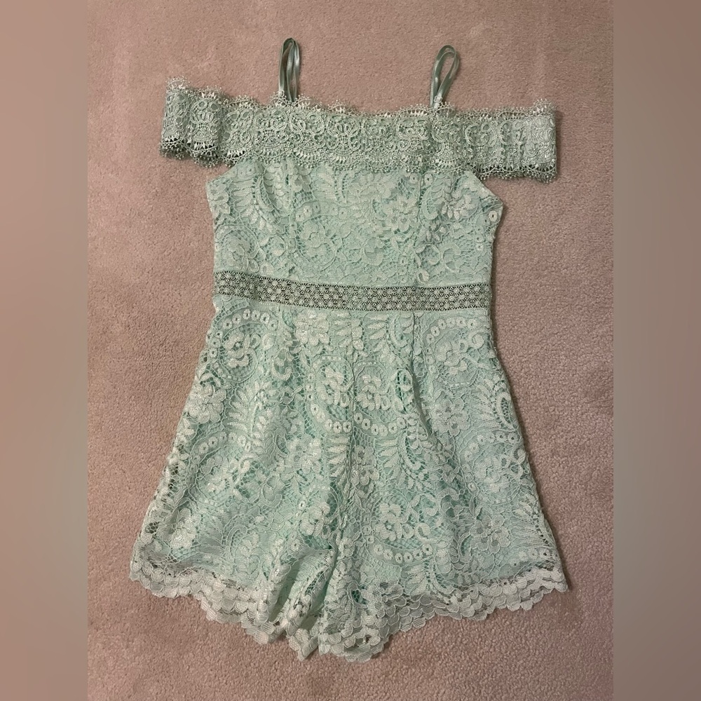 Francesca’s lace shorts romper-small EUC - Picture 2 of 8